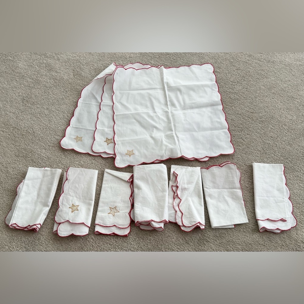 Vintage Embroidered Christmas Tablecloth with Matching Napkins. - Picture 11 of 11